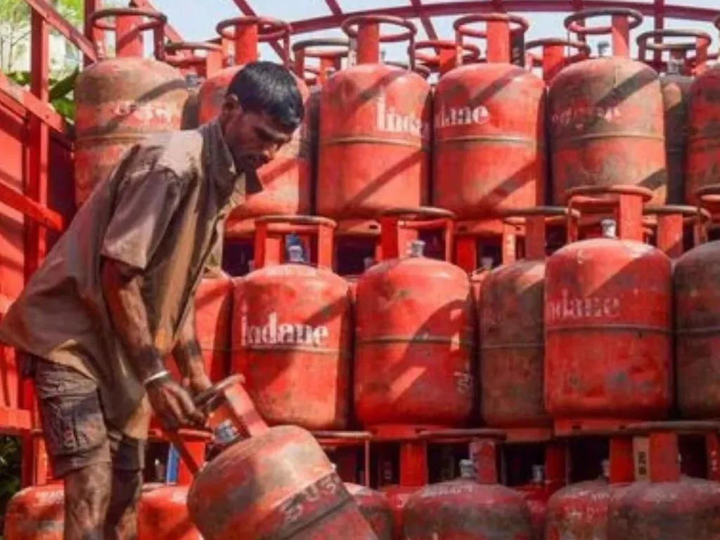 LPG కొరతలో ఉపశమనం.. వలస కార్మికులకు అదనపు సిలిండర్లు