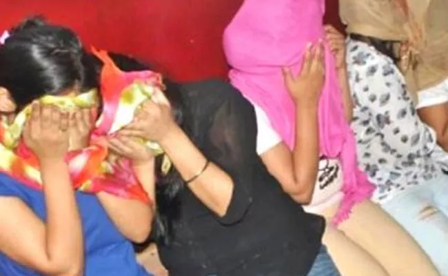 కేపీహెచ్‌బీలో వ్యభిచార ముఠా గుట్టురట్టు.. పోలీసుల మెరుపు దాడులు