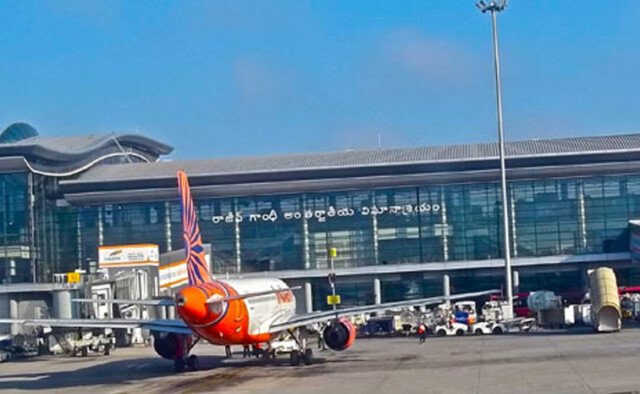 శంషాబాద్ ఎయిర్‌పోర్ట్‌లో కలకలం.. రన్‌వేపై నిలిచిన విమానం