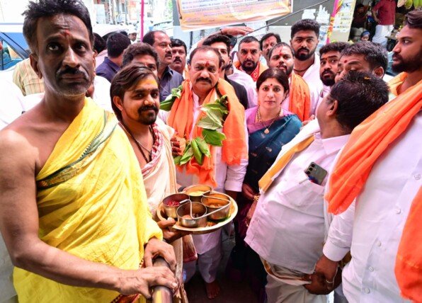 చిక్కడపల్లి హనుమాన్ ఆలయంలో హనుమాన్ జయంతి వేడుకలు ఘనంగా..మహేష్ కుమార్ గౌడ్ దంపతుల ప్రత్యేక దర్శనం