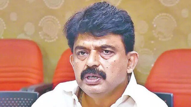 పేర్ని నానిపై కేసు నమోదు.. అధికారుల బెదిరింపుల ఆరోపణలు