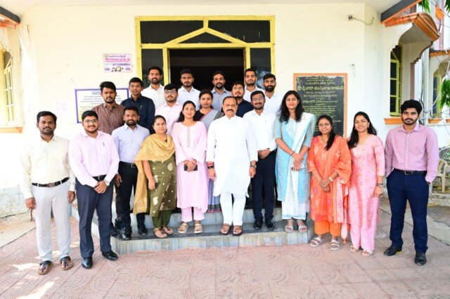 ఉట్నూర్ ఐటిడిఎలో టీపీసీసీ చీఫ్ పర్యటన.. అభివృద్ధిపై సమీక్ష