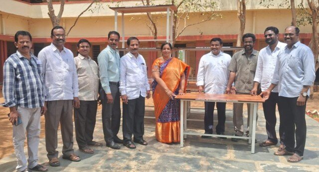 పాఠశాలకు బల్లలు అందజేసిన పూర్వ విద్యార్థులు