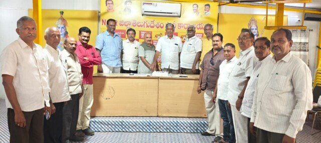 తెలుగుదేశం పార్టీ కార్యాలయంలో తెలుగు తమ్ముళ్లు సంబరాలు…!