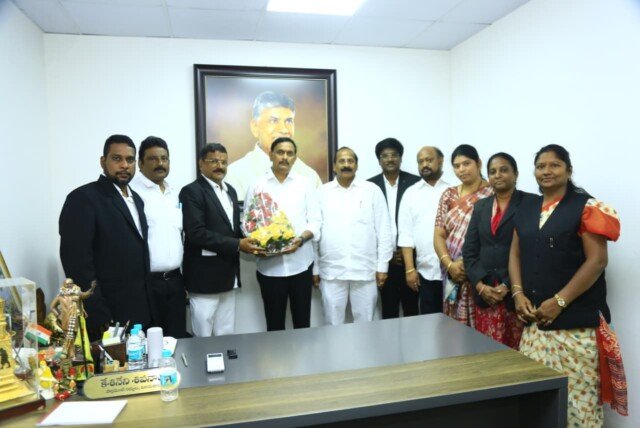 ఎంపీ కేశినేని శివనాథ్ (చిన్ని) ను కలిసిన బార్ అసోసియేషన్ నాయకులు బార్ అసోసియేషన్ అభివృద్ధికి నిధులు కేటాయిస్తానని హామీ ఇచ్చిన ఎంపీ చిన్ని