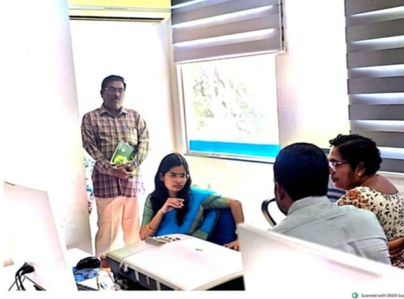 గ్యాస్ ఏజెన్సీ ప్రతినిధితో మాట్లాడుతున్న శ్రీవాస్ నుపూర్ (ఐ ఏ ఎస్)