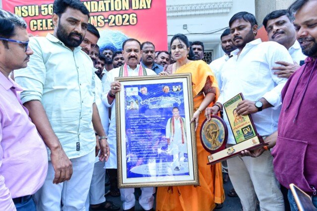 టీపీసీసీ చీఫ్‌ను కలిసిన దివ్యవాణి.. ‘బాపు బొమ్మ – విశ్వ మహిళ’ అవార్డులకు ప్రశంసలు