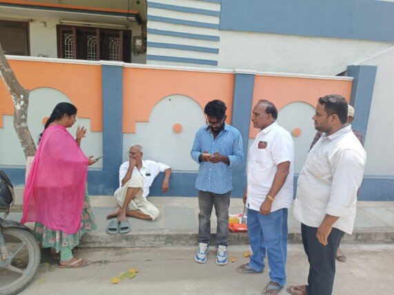 క్షేత్రస్థాయి పరిశీలనలో జనగణన ఎన్యుమరేటర్లు