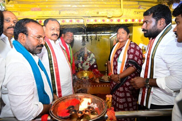 గట్టమ్మ ఆలయంలో మహేష్ గౌడ్, సీతక్క ప్రత్యేక పూజలు