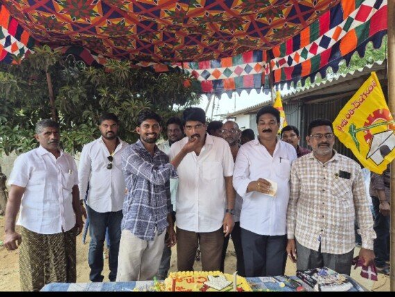 ముఖ్యమంత్రి చంద్రబాబు పుట్టినరోజు వేడుకలు ఘనంగా నిర్వహించిన డి సి చైర్మన్ కొమ్మారెడ్డి రాజేష్