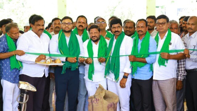 మొక్కజొన్న కొనుగోలు కేంద్రలను సద్వినియోగం చేసుకోవాలి – జిల్లా కలెక్టర్ తేజస్ నంద్ లాల్ పవార్