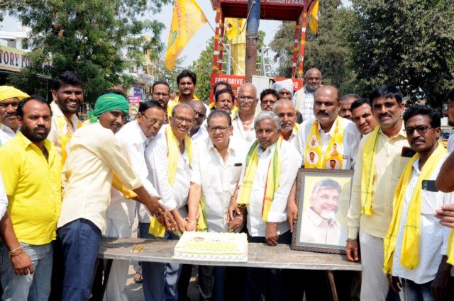 కోదాడలో ఘనంగా చంద్రబాబు జన్మదిన వేడుకలు