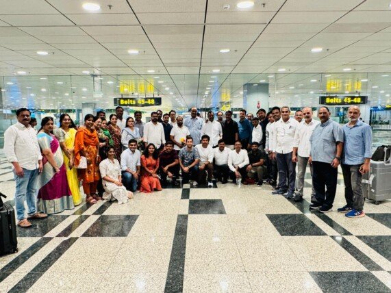 సింగపూర్ చేరుకున్న మంత్రుల బృందానికి ఘన స్వాగతం