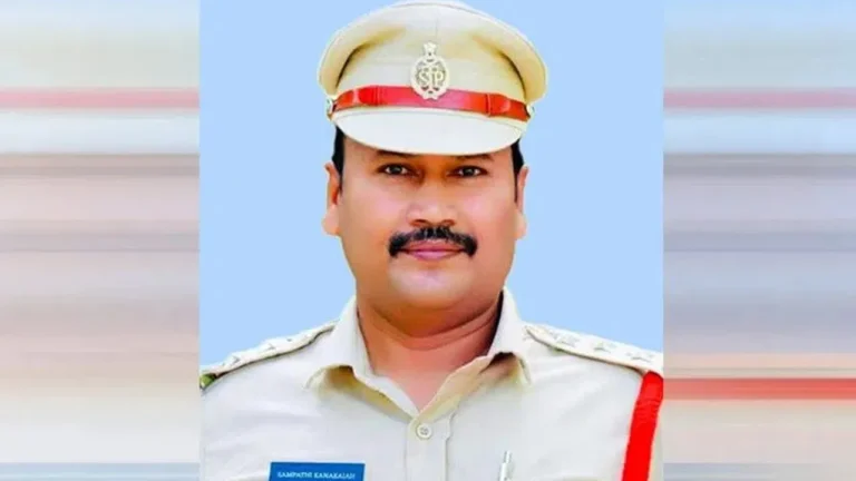 లంచం తీసుకుంటూ పోలీస్ అధికారులు పట్టుబాటు.. ACB ట్రాప్‌లో చిక్కారు