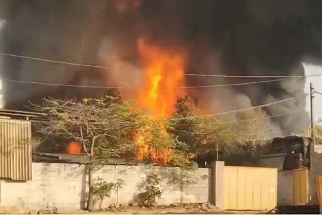 కుత్బుల్లాపూర్‌లో భారీ అగ్నిప్రమాదం.. గోడాం నుంచి ఇంటికి మంటలు వ్యాప్తి
