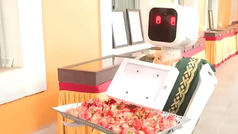 పుదుచ్చేరి ఎన్నికల్లో ‘నీల’ రోబో సందడి