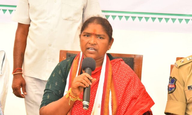 కేసీఆర్‌కు లీగల్ నోటీసు జారీ చేసిన మంత్రి సీతక్క.. 48 గంటల్లో క్షమాపణ డిమాండ్