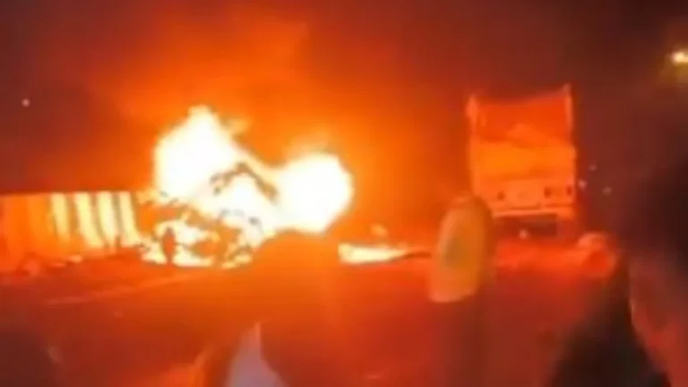 హెడ్‌లైన్: మీర్జాపూర్‌లో భయంకర రోడ్డు ప్రమాదం – 11 మంది సజీవదహనం