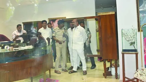 కరీంనగర్ జ్యువెల్లరీ షాపులో కాల్పులు.. ఘటన స్థలానికి కేంద్ర మంత్రి బండి సంజయ్ కుమార్