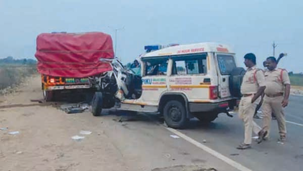 తిరుపతి జిల్లాలో ఘోర రోడ్డు ప్రమాదం… నలుగురు మృతి