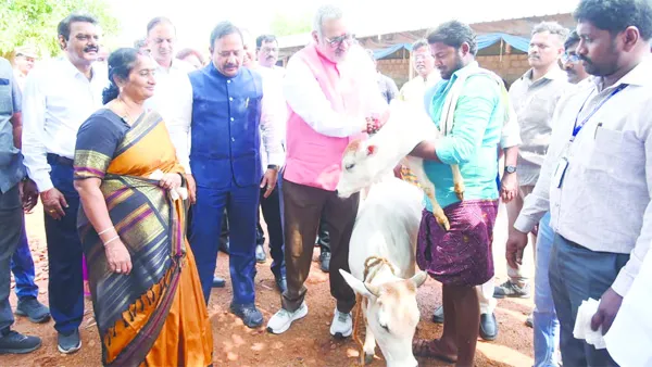 ఆంధ్రప్రదేశ్‌ను జౌళి రంగంలో అగ్రస్థానంలో నిలబెడతాం: కేంద్ర మంత్రి గిరిరాజ్ సింగ్
