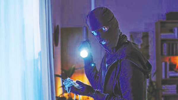 ప్రియుడి కోసం సొంత ఇంటిపైనే దోపిడీ..