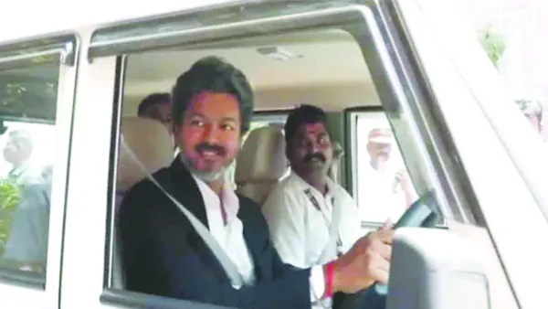 డ్రైవింగ్ సీట్లో సీఎం విజయ్.. మరోసారి సింప్లిసిటీతో ఆకట్టుకున్న దళపతి