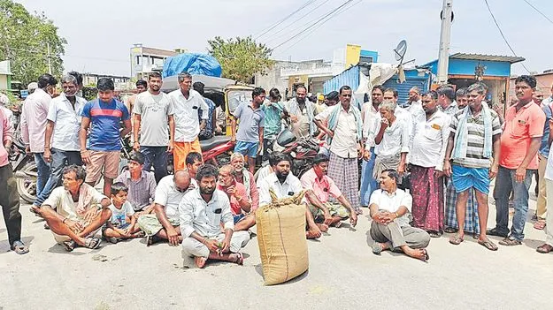 వర్ధన్నపేటలో ధాన్యం కొనుగోలుపై రైతుల ధర్నా
