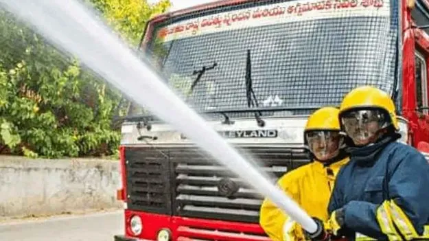 హైదరాబాద్‌లో అగ్నిప్రమాదం.. ఆరు దుకాణాలు దగ్ధం