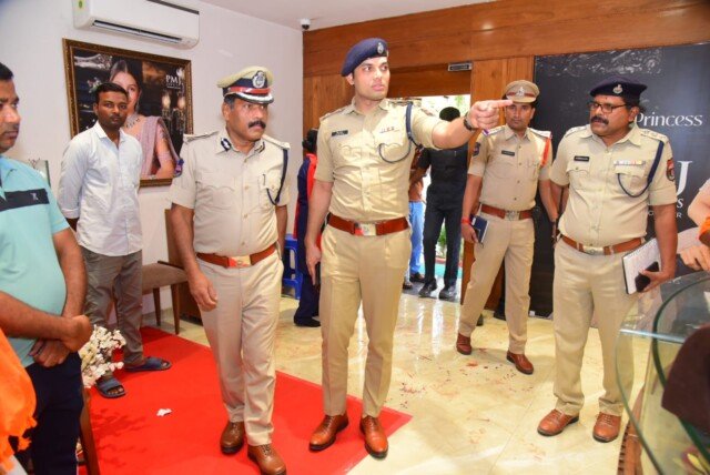 పి.ఎం.జె. జ్యువలర్స్, క్రైమ్ సీన్‌ను పరిశీలించి, బాధితులను పరామర్శించిన ఐజీపీ చంద్రశేఖర్ రెడ్డి