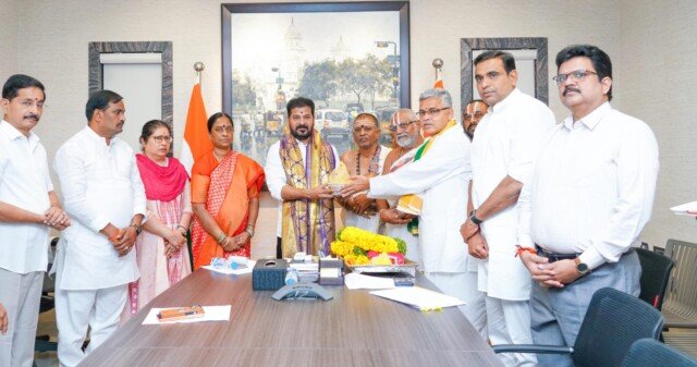 యాదగిరిగుట్ట వేద పాఠశాల శంకుస్థాపనకు సీఎం రేవంత్ రెడ్డికి ఆహ్వానం