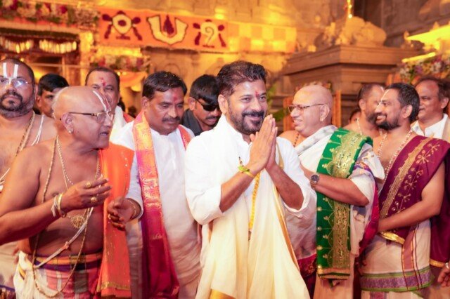 యాదాద్రి లక్ష్మీనరసింహస్వామిని దర్శించుకున్న సీఎం రేవంత్ రెడ్డి