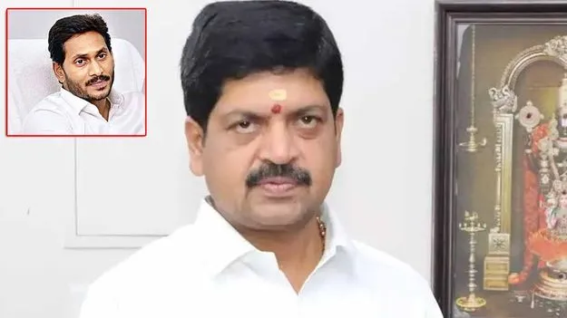 కులాలు, మతాల మధ్య చిచ్చు పెడుతున్నారంటూ జగన్‌పై కొల్లు రవీంద్ర ఫైర్