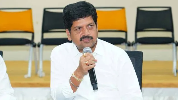 సైకిల్‌పై ప్రజాదర్బార్‌కు మంత్రి కొల్లు రవీంద్ర