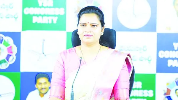 హైకోర్టు ఆదేశాలతో పాస్‌పోర్ట్‌ సమర్పించిన విడదల రజిని